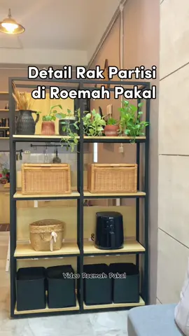 Rak Partisi di ruang tamu ini custom temen-temen Yang buat arsitek nya sendiri Untuk detail uda aq share di video ya, kalau ada yang mau ditanyakan feel free aja untuk coment  Thanks , jangan lupa follow tiktok Roemah Pakal #inspirasirumah #rakpartisi #rumahindustrial #fyp #viral 