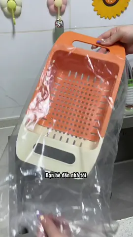 Khay gác bồn rửa có thể thu vào này thực sự dễ sử dụng. Không quan trọng kích thước của bồn rửa. Nó rất thuận tiện và không gặp rắc rối khi rửa rau và trái cây, cũng như để ráo bát đĩa và đũa!! #khaygacbonruachen #tienich  #giadungnhabep #thietthuc #jizonguyen 