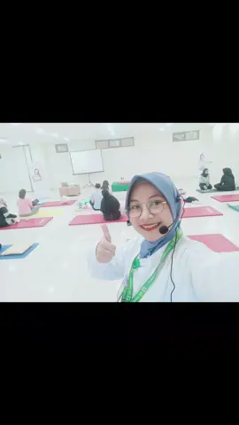 keseruan prenatal yoga di @rsuherminagrandwisata with @mooimom.id @elevitmultivitaminbumil #salamsehat #prenatalyoga #yoga 