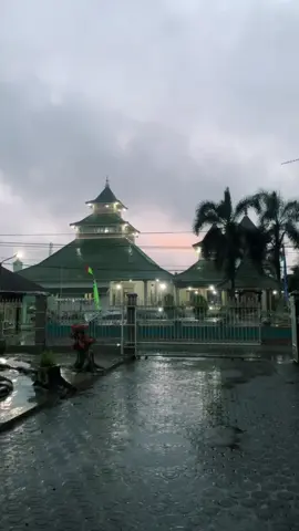 Suasana magrib dengan rintik hujan sambil dengerin surat maryam Subhanallah❤️ Allahuma soyyiban nafi’an🤲🏻 #senjasorehari 