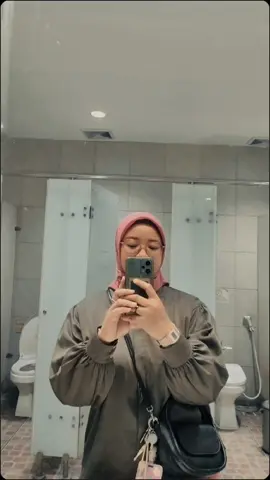 Mirror selfie. 🤳 #mirror #selfie #toilet #mall #fypシ #fyp #CapCut 