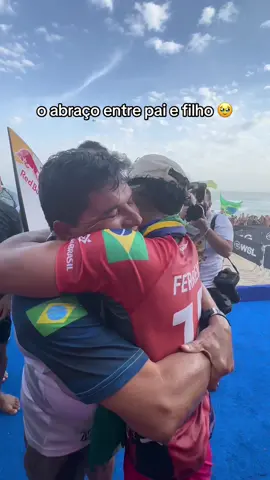 Ser campeão em Saquarema e poder abraçar o pai, que momento @Italo Ferreira - Surfista 🥹 #redbull #tedáaaasas #VivoRioPro #surf #surfe #wsl #wct #saquarema #italoferreira #pai #filho #familia 