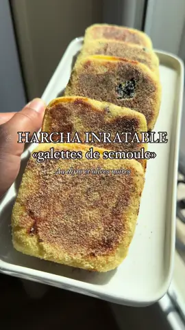 Harcha inratable au thym et huile d’olive Ce sont des galettes de semoule qu’on prend au pti dej ou au gouter Pour 10-12 galettes 4 verres de semoule fine 1 verre de semoule extrafine 1/2 verre de beurre fondu + huile d’olive 1 cac sel 2 cac sucre Thym ou origan 2 verres de lait tiede 1 cac levure boulangere 1 cac levure chimique Olives noires #harcha #galettesemoule #cuisinemarocaine #semolina #harchamarocaine 
