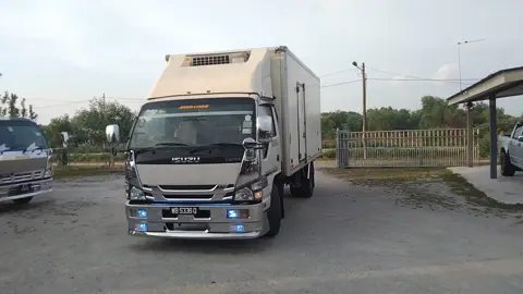 lori frozen Isuzu N-Series..tahun 2015.. untuk dijual.. aircond sejuk beku..enjin 4.3 diesel hijau..https://www.wasap.my/60145378658..kita bice2 rego.. luncurrrrr ssssuppp terbang..