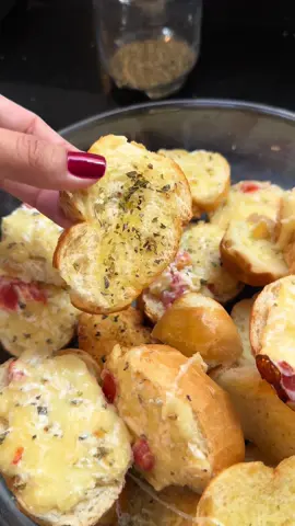 de 3 tipos pra nao passar vontade de nenhum  #torrada #torradarecheada #receitasimples #receitacaseira #cafedamanha #cafedatarde #receitacafedamanha #lanche #lancheemcasa #torradinhas #receitasfaceis #comidacaseira #receitadeliciosa 