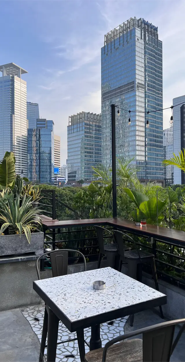 Jakarta emang Ngak ada Habisnya buat Di Explore, Salah Satunya Spot Sunset Dengan View Stasiun MRT 🏙️📸🌇🌅#skyscraper #explorejakarta #citylife #photography #urban #jktgo #aesthetic #sunset 