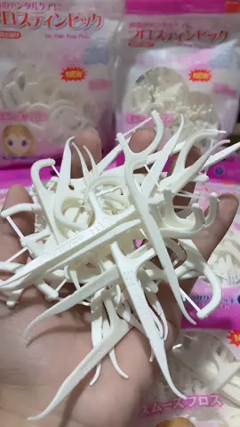 Gói 80 tăm chỉ nha khoa nhật bản  - SỢI CHỈ DẸP LOẠI MỚI Được thiết kế đặc biệt giúp dễ dàng lấy đi các mảng bám trong khe răng nơi mà bàn chảI đánh thông thường khó len đến được. Một đầu dùng như tăm chỉ nha khoa. Một đầu dùng như tăm xỉa răng. Giúp giữ răng miệng sạch và khỏe.  - Chỉ tơ nha khoa: bổ sung cho bàn chải đánh răng, làm sạch thức ăn, mảng bám ở cổ răng, kẽ răng…  - Tăm xỉa răng: chỉ nên dùng để khều các mảng thức ăn giắt vào kẽ răng. Khi dùng cần cẩn thận tránh làm trầy, xây xát nướu.  - Tăm chỉ nha khoa là sự kết hợp hoàn hảo của hai sản phẩm trên nên chúng rất cần thiết cho bạn và gia đình trong việc chăm sóc răng miệng. #tămchỉnhakhoa #vesinhrangmieng #chamsocrangmieng #vesinh #CapCut 