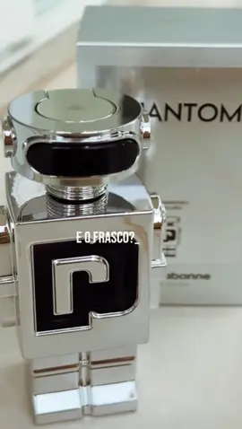 🤖💫Conheça o Phantom de Paco Rabanne, um perfume que é pura inovação e estilo. Com um design incrível em forma de robô, é perfeito para homens que gostam de se destacar e abraçar novidades. Ele mistura notas suaves de lavanda com o frescor do limão e um toque amadeirado, criando uma fragrância que é ao mesmo tempo confiante e charmosa. 🚀Ideal para o dia a dia ou para aqueles momentos especiais, o Phantom é uma ótima escolha para quem quer mais do que apenas um perfume, mas uma expressão de personalidade e inovação. Garanta o seu robozinho aqui na Cheiro e você não vai se arrepender! Link na bio! ✨ #AtelieCheiroBom #CheiroBom #Perfumes 