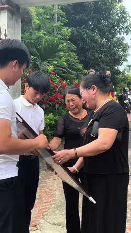 Mang hình hài 2 người con Chiến sĩ🇻🇳 trở về nhà sau 50n kể từ ngày xa Mẹ xa quê hương ❤️🇻🇳#lietsi #tiktok #phucche #leephotoshop #xuhuongtiktok #timkienhaicotlietsi #phuccheanhcu #xuhuong #lichsu 