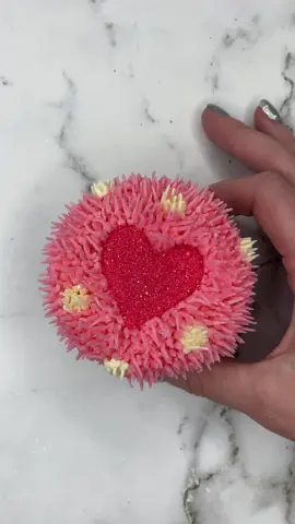 💖 Shaggy cupcakes 💖  l used @wiltoncakes tip 233 for the shaggy effect and the sparkly sanding sugar is also from Wilton. #cupcakes #cake #cakeart #cakedecorating #pink #cakedbyrach #pipingskills