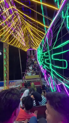 Seru Habis, Ada Yang Berani Gak Naek Kora Kora #pasarmalamartysampantao #aekkanopan #korakorapasarmalam #laburaku #labura #sekitarlabura #Fyp #viral 