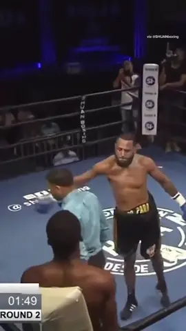 Not sure we’ve ever seen this happen in a boxing ring 😳 (via ShuanBoxing)  #boxing #referee #sports #boxingfans 