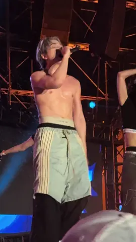 Nhìn thấy người đẹp bao giờ chưa Trai đẹp vô cùng tận… Khoa Phạm “Người lạ ơi” #Karik #waterafestival #hanoi #viral #xuhuongtiktok 