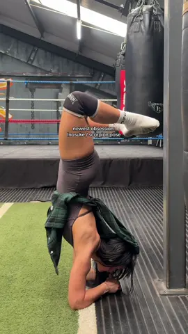 Can’t do a handstand very well but can do this?? Make it make sense💀 #inosuke #calisthenics #handstand #GymTok 