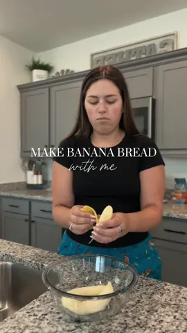 make banana bread with me🍌🍞🫶🏼 #bananabread #BakeWithMe #cooking #texas #creatorsearchinsights #fypage #trending 