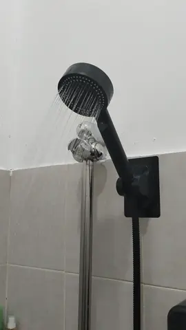 Shower hitam bisa bikin mandi basah, nyembur pastinya.  #kamarmandiminimalis #mandi #shower #fypシ゚viral 