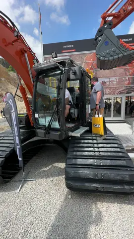 Hitachi 130 with maximum LGP rubber pads. #construction #engineering #excavator #heavyequipment #hitachi 