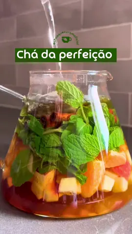 RECEITA COMPLETA: • 1 maçã picada • 1 tangerina • 1 mói de hortelã • Canela em pau  • Mel a gosto  • 2 sachês de chá de sua preferência 📝Junte todos os ingredientes acima, adicione água quente, aguarde 3 minutos e beba. ✅ Conheça o ebook que preparamos especialmente pra você. Clique no link da bio e saiba. Salve pra fazer! 😋🫶🏼 #chas #chasquecuram #chaprador