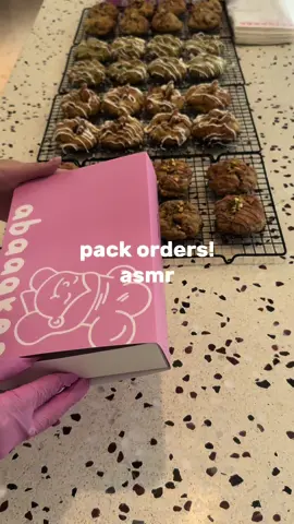 packing cookies! 🍪🫶🏻 #fyp #cookiessby #buisnessowner #cookies #asmr 
