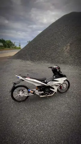 Trông nó thật nhỏ bé 😬 . Lên mẫu bộ áo Trắng Đen - Dàn áo Exciter 150 Chính hãng tại Shop 948 .! #mxking150 #ex150độkiểng #y15zrvietnam #thanhcong948 #ex150 