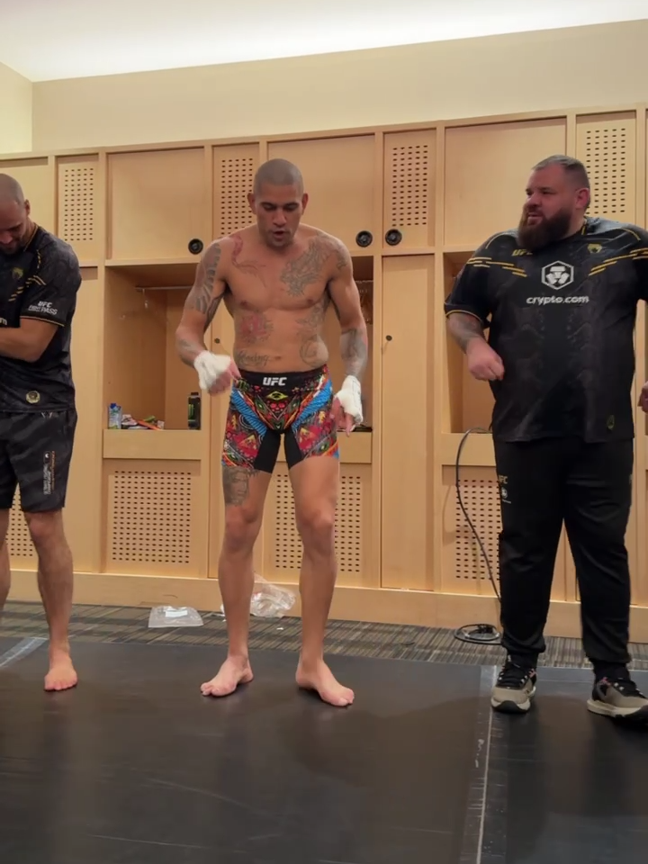 The Champ is getting LOOSE 🕺 #alexpereira #UFC #mma