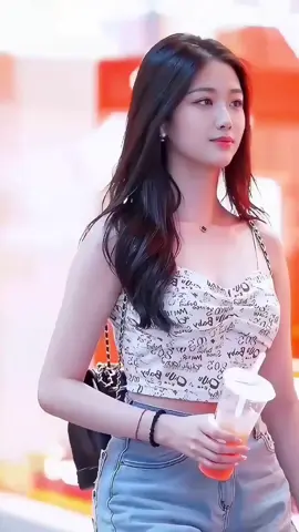 #girls #beautiful #prettygirl #fashion #walking #fyp #foryou #tiktok #douyin #foryoupage 