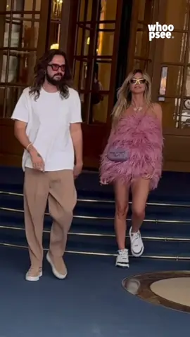 Cosa c’è di meglio di un date night nella città dell’amore? Potreste chiederlo a Heidi Klum e Tom Kaulitz, marito e moglie ormai da 5 anni, che dopo qualche giorno trascorso tra le meravigliose spiagge della Sardegna, sono volati a Parigi dove si sono goduti una serata insieme. Eccoli mentre escono dal loro hotel, con due look che ci dimostrano che gli opposti si attraggono. Se lui ha optato per un evergreen con t-shirt bianca e pantaloni relaxed fit, la modella ha mostrato ancora una volta tutto il suo stile eccentrico, con un mini dress svolazzante di piume rosa abbinato a un paio di sneakers e borsa Chanel. ————————— What’s better than a date night in the city of love? You could ask Heidi Klum and Tom Kaulitz, husband and wife for 5 years now, who after a few days spent among the wonderful beaches of Sardinia, flew to Paris where they enjoyed an evening together. Here they are leaving their hotel, with two looks that show us that opposites attract. If he opted for an evergreen with white t-shirt and relaxed fit pants, the model showed once again all her eccentric style, with a fluttering mini dress of pink feathers combined with a pair of sneakers and Chanel bag. [📹 BACKGRID 📸 BACKGRID / IPA] #whoopsee #heidiklum #tomkaulitz #paris