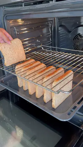 2 ASTUCES POUR TON FOUR !! Tu connaissais ces astuces cuisine ou pas ? C’est tout simple et pourtant on y pense pas! Les pilons de poulet suspendus permettent de récupérer le jus de la viande dans un plat en-dessous, tellement pratique ! Et je trouve que la cuisson est plus homogène. Et pour les tranches de pain c’est génial quand on reçoit du monde à la maison. Dans mon four je peux griller une vingtaine de tranches de pain en une seule fois! #astuce #astucecuisine #cuisine #quotidien #cuisson 