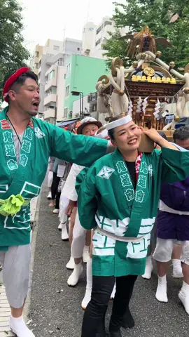ゆっくり担ぐのもいいねー👍 #お神輿 #神輿 #伊勢佐木町 #祭り #お祭り #横浜開港祭 