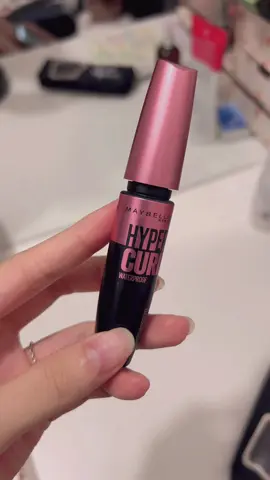 Mascara làm dài và cong mi Hyper Curl của nhà Maybelline New York giúp làm dài mi và giúp hàng mi của bạn cong vút đẹp suốt cá ngày. Mascara Hyper Curi phù hợp với hàng mi móng, thưa và không được dài. Hyper Curl sở hữu đầu cọ được thiết kế dễ dàng chái tận gốc sợi mi, giúp mascara được bao phú hiệu quá. Đầu cọ Hyper Curl mới vuốt mi cong vút, chải từng sợi cho mi tơi, dày đều. #chuotmi #maybelline #mascara 