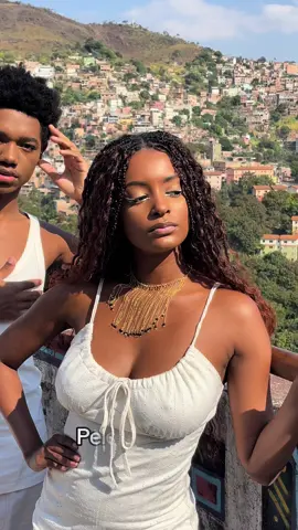 Ninguém nunca vai saber explicar a mágica que o sol faz na pele preta☀️ #fy #viral #vaiprofycaramba👺 #negras #pretosnotopo #moda #ensaiofotografico #viralvideo #bh #beleza #maquiagem #makeup #modelo #foryoupage 