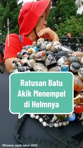 Pak Sadeli (68 tahun), sejak 2015 mengoleksi batu akik pemberian dari berbagai daerah di Indonesia yang ia tempel di helm sepedanya. #batuakik #batuakikviral #yurrierfansyah 