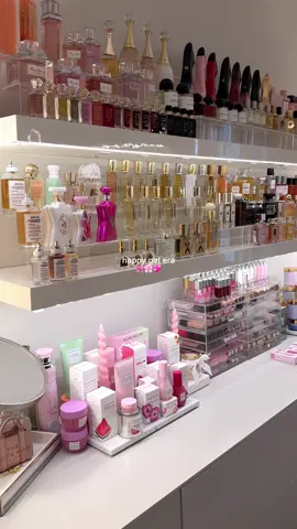 happy girl era #justgirythings #beautyroom #girltherapy #highmaintenance #justagirl 