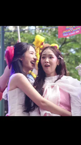 How cute they are 🥹💜 first jan take care film then film take care jan back ending jan hug film 🥰 they look happy and sweet #janfilm #janhae #filmrachanun #loveprideparade2024 #Janhaexloveprideparade2024 #pridemonth #loveprideparade #janiverse #janhae #แจนเฮ #แจนพลอยชมพู #janployshompoo 