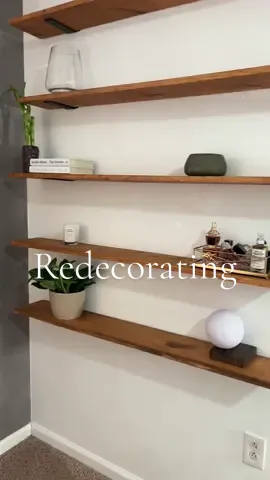 In love with this new wallpaper from @LoveVsDesign I’ve been loving the mid century home decor lately so i tried to recreate my space to match that vibe. I eventually want to change out my tables though #wallpaper #lovevsdesign #midcenturymodern #homedecor #livingroomtransformation #midcenturyhome #beautyroomdecor 