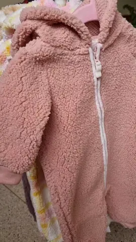 Macacões em sherpa Carters, possuem tecnologia que isola o corpo do bebê da temperatura do ambiente mantendo seu calor corporal msm nos dias mais frios. Sao altamente confortáveis, protegem sem dx a criança perder a mobilidade de movimentos. R$ 129,00 cada