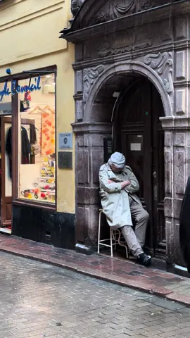 Old man sleeping trough heavy rain in Stockholm 🇸🇪❤️🙏