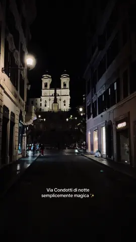La magia di Roma di notte, quando la città si svuota, l’atmosfera si fa piu rilassata e il rumore delle fontane e dei gabbiani riecheggia tra le vie #roma #romadinotte #calcutta #iononabitoalmare #viacondotti #rome #caputmundi #cittàeterna #italia 