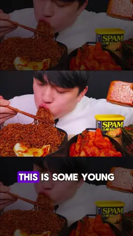 It would be so good with some mushrooms and chicken or shrimp so yummy!! Sorry for gagging you @Jon #cheesyramen #food #mukbang #ramen #buldak...