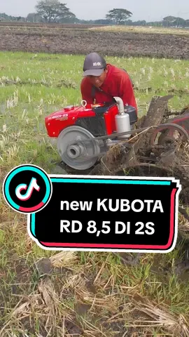 the is new  startting RD 8,5 DI 2S New enggin by @kubotaindonesia  #petaniindonesia🇮🇩🇮🇩🇮🇩🌿🌿 #kubota_tractor #sekolahpengerak #diesel #TRAKTOR #kubota_tractor #KUBOTA #indonesia #g1000 #boxer #quick #pilotlumpur #fypシ゚viral #foryou #sawah #viral 