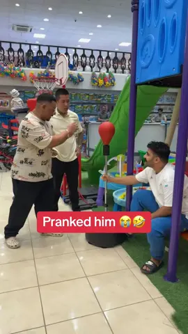 What true friendship looks like 😂 #friends #friendshipgoals #boxing #punchingbag #boxingtraining #funnyvideo  (via abduuu_21/IG)