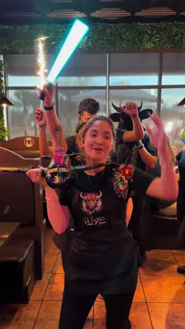 Aquí llegó tu tiburón 😉🛩️💃 📍El Toro Cape Coral • • • #florida #swfl #capecoral #ftmyers #naples #estero #lehighacres #viral #trend #trending #foryoupage #fypシ゚viral #fyp✨ #dance #party #safaera #badbunny #dancing #plane