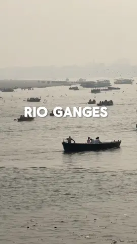 Más info 👇🏻 Rio Ganges: el rio más sagrado e importante en la india. 🇮🇳🙏 Este Río tiene una extension de 2500 km. Comenzándo en los Himalayas y terminando en el sur de Bangladesh 🇧🇩  LEYENDA Se cree que brotó de las rastas de Shiva en los Himalayas y fue concebida cómo la Diosa Ganga, la Diosa de la purificación. Es por esto que los hindúes viajan desde todos los rincones de India para bañarse en sus aguas con el propósito de limpiar su karma, no solo de esta vida, sino de vidas pasadas.  ¿POR QUÉ CREMAN CUERPOS EN LA ORILLA?  Es tan sagrado este Río que los Hindúes creen que al morir a su lado o al ser cremados en la orilla, serán  liberados de su ciclo de reencarnaciones y podrán llegar al nirvana.  Esa liberación se conoce como ‘Moksha’ y es cuando tu alma se funde con el todo, con la energía eterna que llaman Dios.  Mas info en la parte dos. ✌🏻 ¿Tú te bañarías en el Ganges?  Los leo 👀 #india #travel #travelblogger #travelvlog #destino #ganges #varanasi #viajes #cultura 
