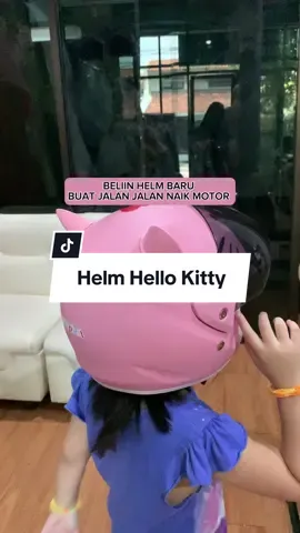 Senang banget dibeliin helm Hello Kitty, lucu banget ada kupingnya beneran 😍 ini sih mamanya ikut seneng liatnya 🤣 #toddler #helm #helmmotor #helmanak #fyp #momlife 