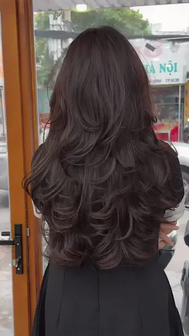 tóc uốn layer  được nhiều chị em yêu thích bởi nhiều yếu tố phù hợp với người Châu Á #Chuyênuốntócđẹp #salonhoangwy55phanhuyich #Uốn_bồng_bềnh #chuyên_uốn_thiết_kế #chuyênuốnlayer 