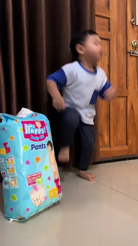 Abe happy banget nih sama yang empuk-empuk 😆. Ternyata popok kesayangan Abe dari @babyhappydiapers 🥳🥳. . #babyhappydiapers  #amazingdad 