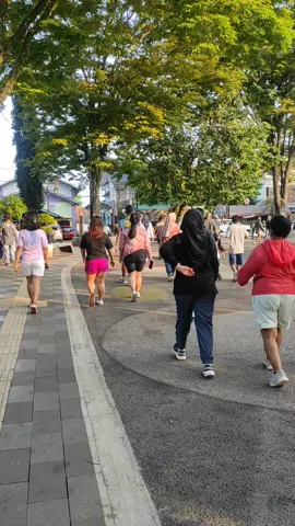mentahan jogging pagi di Alun-alun kota Salatiga buat bahan prank story WhatsApp Instagram atau sosial media lainnya #mentahan #mentahanjalanjalan #storywhatsapp #mentahanvideo #aesthetic #pranktemen #story #storyprank #lari 