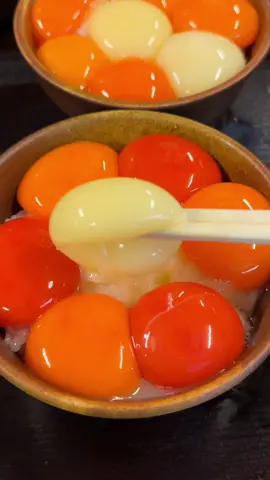 도쿄의 계란 뷔페 '키사부로노조'를 소개합니다. 이곳은 전국의 유명한 달걀을 모아 다양한 스타일로 맛볼 수 있는데요. 일본의 간장계란밥인 TKG(타마고 카케 고한) 스타일이 인기가 많습니다.  1인당 1600엔에 특별한 계란 하나를 제공하며, 나머지는 뷔페식으로 즐길 수 있습니다. 계란 부페에는 유자향이 나는 노른자부터 와인을 먹여 키운 계란, 허브를 먹여 키운 계란 등 다양한 맛을 경험할 수 있습니다. 마치 생크림같던 흰색 계란도 기억에 남네요. 한 공기에 여러 개의 노른자를 넣으면 느끼할 수 있으니, 2~3개 정도를 추천드립니다.  [키사부로노조] @ki36farm - 위치: Tokyo, Bunkyo-ku, Sengoku 1-23-11 - 영업: 11:00 - 14:30, 17:00 - 22:00 - 메뉴: 런치 계란과 밥 뷔페 정식 (1,600엔)  *공간 탐닉은 사진으로 공간을 소개하는 포토그래퍼입니다. 다녀온 경험을 바탕으로 커피와 음식이 담긴 공간을 소개합니다. 방문에 도움이 되셨으면 좋겠습니다. Introducing the egg specialty restaurant 'Kisaburo Nojo' in Tokyo. This place gathers famous eggs from all over Japan, offering them in various styles. The most popular style here is TKG (Tamago Kake Gohan), which is Japanese soy sauce egg rice. For 1,600 yen per person, you are provided with one special egg, and the rest can be enjoyed buffet-style. The egg buffet features a variety of unique eggs, such as yuzu-flavored yolk, wine-fed eggs, and herb-fed eggs. I also remember the white egg that was as creamy as fresh cream. It is recommended to add 2-3 yolks per bowl to avoid it becoming too rich. [Kisaburo Nojo] @ki36farm - Location: Tokyo, Bunkyo-ku, Sengoku 1-23-11 - Hours: 11:00 - 14:30, 17:00 - 22:00 - Menu: All you can eat eggs and rice(1,600 yen) #tkg #도쿄맛집 #egg #tiktokfood 