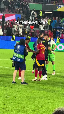 😍 La amistad de Nico Williams y Lamine Yamal es >>>> 🎥 @tastybaba #EURO2024 #españa #eurocopa #eurocopa2024 #futbol #deportesentiktok #tiktokfootballacademy #skills #nicowilliams #lamineyamal 