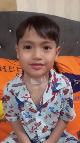 #สุขทุกข์อยู่ที่ใจเรามอง มาถึงตอนนี้ก็ยังมีอะไรที่ยังทำไม่ได้เหมือนเด็กปกติทั่วไปอีกหลายอย่าง  แต่ครอบครัวเรา ไม่เอาลูกไปเปรียบเทียบเด็กคนอื่นให้เค้าเสียใจ  เห็น ภาพนี้แล้ว  เราที่เป็นแม่ก็ยินดี กับ ลูก ที่เค้าได้มีความสุขกับชีวิตที่เค้าควรได้ ตั้งนานแล้ว🥰  ยังมีที่ให้ไปอีกเยอะเลย😄  ในช่วงเวลาทองในวัยเรียนรู้ของเด็กคนนึง  เราจะไม่ปล่อยช่วงเวลานี้ไปอย่างแน่นอน มาถึงขนาดนี้ได้เก่งมากแล้ว #มีเงินผู้เข็มแข็ง  #เด็กเจาะคอที่มีหัวใจนักสู้ 